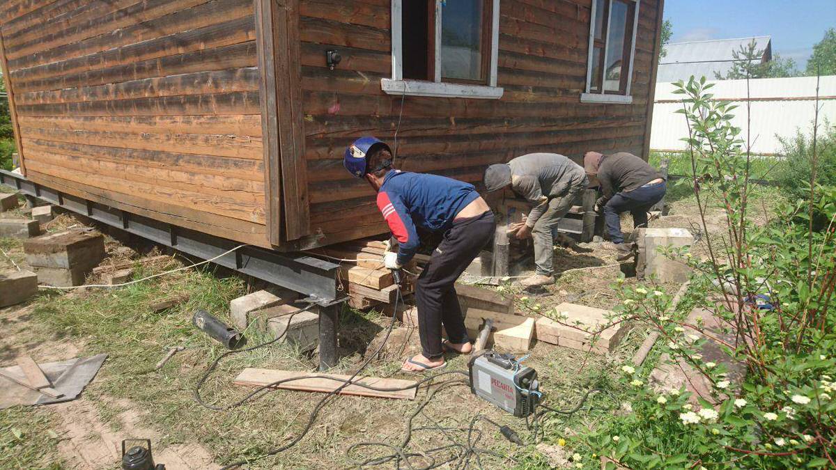 Подъем дома на винтовые сваи в Выборге по низкой цене – Поднять дом на сваи  в Ленинградской области